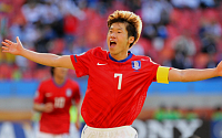 한국 그리스에 2-0 승리, 원정 16강 '청신호'