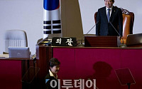 [포토] 발언대로 향하는 박 대통령