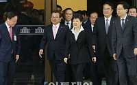 [포토] 본회의장 나서는 박 대통령