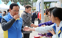 신한금융, 결연마을 특산물 장터 열어