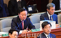 [포토] 답변하는 김재원 청와대 정무수석