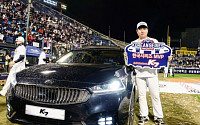 기아차, 한국시리즈 MVP 양의지에 ‘K7’ 전달