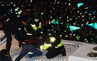 [포토] 올라선 집회 참가자, 막는 경찰