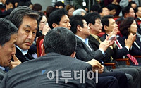 [포토]새누리당 비상시국회의 '김무성 전 대표는 무슨 대화를?'