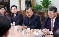 [포토]이정현 대표 '긴급최고위원회의 통해 민심 대책 논의'