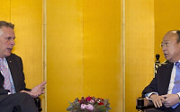 김승연 한화 회장, 매콜리프 美 버지니아주 주지사와 환담… 한미 외교·경제협력 논의