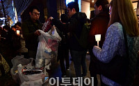 [포토] 쓰레기 치우는 촛불집회 참가자들