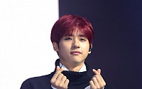 [BZ포토] B1A4 신우, 하트가 두배!