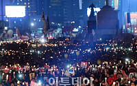 [포토] 광화문서 촛불 파도타기 하는 시민들