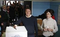 이탈리아 국민투표ㆍ오스트리아 대선 투표 시작…렌치 이탈리아 총리 한 표 행사