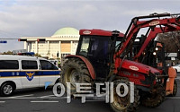 [포토] 국회 앞에서 강제 견인되는 트랙터