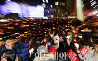 [포토] 탄핵 가결 후 첫 촛불집회 '시선집중'
