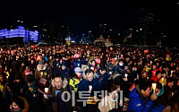 [7차 촛불집회] 탄핵 후에도 뜨거운 열기…광화문 지하철 이용객 79만여 명