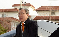 [포토] 차량에서 내리는 강일원 헌법재판관