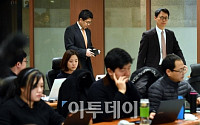 [포토] 브리핑실 입장하는 이규철 대변인