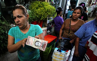 베네수엘라, 최고액권 100볼리바르 지폐 유통 금지… 경제난 키울 수도