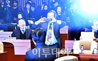 [포토] 정진석 전 원내대표 사진찍는 민경욱 의원