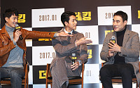 [BZ포토] 배성우, 조인성 정우성 제치고 촬영장 인기인으로 등극!