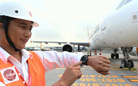 싱가포르 공항 지상근무 직원, 삼성 기어 S3로 일한다