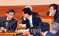 [포토] 대화나누는 박 대통령 변호인단