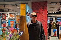 “제가 만든 와인 한잔 어떠세요?” 배우 하정우, 세븐일레븐 컬래버 팝업 깜짝 등장[가보니]