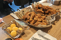 “겉바속촉에 마늘 한 방”...bhc ‘쏘이갈릭킹’, 간장치킨의 신세계[맛보니]