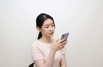 스마트폰 사용·실내중심 생활로 MZ 세대 눈 건강 위험 ‘빨간불’ [e건강~쏙]