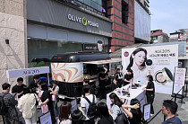 “정답은 글로벌 1위 팩트”...AGE20’S, 홍대 올리브영 팝업서 2030·외국인 공략[가보니]