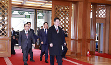 청와대 첫 출근한 李대통령…'통합' 넥타이로 던진 메시지