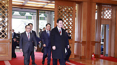 청와대 첫 출근한 李대통령…'통합' 넥타이로 던진 메시지