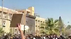 트럼프 "이란 시위대에 무장 보내…쿠르드족이 가로챈 듯"