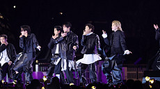 "K팝 왕에 어울리는 무대"…BTS 컴백, 외신도 들썩