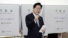 대통령 '투표지 노출' 논란, 관리관만 못보면 문제 없다?