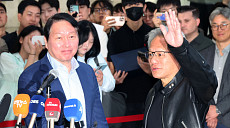 최태원·젠슨 황, AI 팩토리 동맹…SK, 주도권 승부수