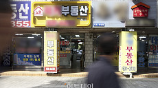 이사보다 눌러앉기…서울 아파트 전·월세, 재계약이 신규계약 넘어섰다