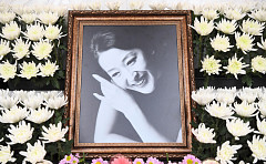 윤석화 배우 별세, 최휘영 장관 정부 대표로 조문⋯문화훈장 추서 예정