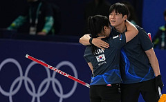 컬링 믹스더블 김선영-정영석, 6경기만에 첫승⋯미국 꺾고 에스토니아 만난다 