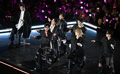 넷플릭스, BTS에 100억 쏟은 이유…“라이브 플랫폼 전환 신호탄”