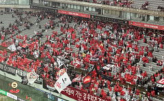 가을비ㆍ강풍에도 붉게 물든 상암⋯FC서울 응원 열기 ‘후끈’