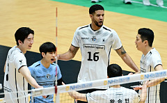 현대캐피탈, 2년 만의 컵대회서 OK저축은행 3-2 제압⋯장추안 18점
