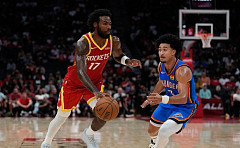 휴스턴 이슨, NBA 개막전서 상대 밀쳐 퇴장⋯출전 3분 만에 악재