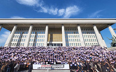 회복의 시간, 혼란 딛고 다시 뛴다⋯“한국 사회 ‘회복 탄력성’·시민 역량 확인” [비상계엄 1년]