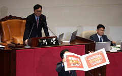 곽규택, 우원식 의장 비판하는 피켓 두고 필리버스터 [포토]