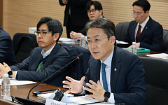 李 지적 한 달 만에 금융권 지배구조 TF 첫 회의…"3월까지 개선안 마련"