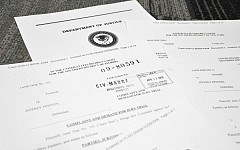 美 법무부, 엡스타인 수사 자료 1차 공개…정·재계 파장 주목