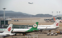 국제선 회복에 하늘길 붐볐다…항공 여객 '역대 최고치' [포토로그]