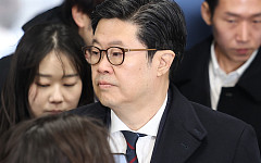 '홈플러스 사태' 김병주 MBK 회장 구속심사 출석…묵묵부답