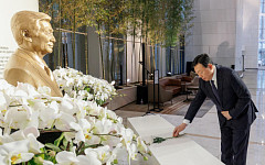 롯데 창업주 신격호 6주기 추모식...신동빈‧신유열 위기극복 각오 다져[현장]