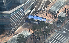 서대문역사거리서 버스 인도 돌진…4명 부상·1명 위독