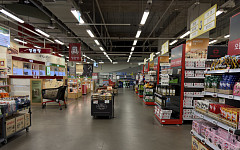 “살 물건이 너무 없네요”…텅텅 빈 매대에 떠나는 소비자들(르포)[홈플러스 법정관리 1년]